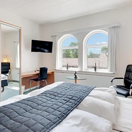 מלון Jernbanegade 3*